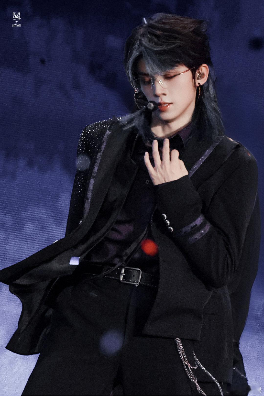 左航戴了眼镜氛围感直接升级！左航一戴上眼镜，少年气瞬间切换成清冷学长风，帅得让人