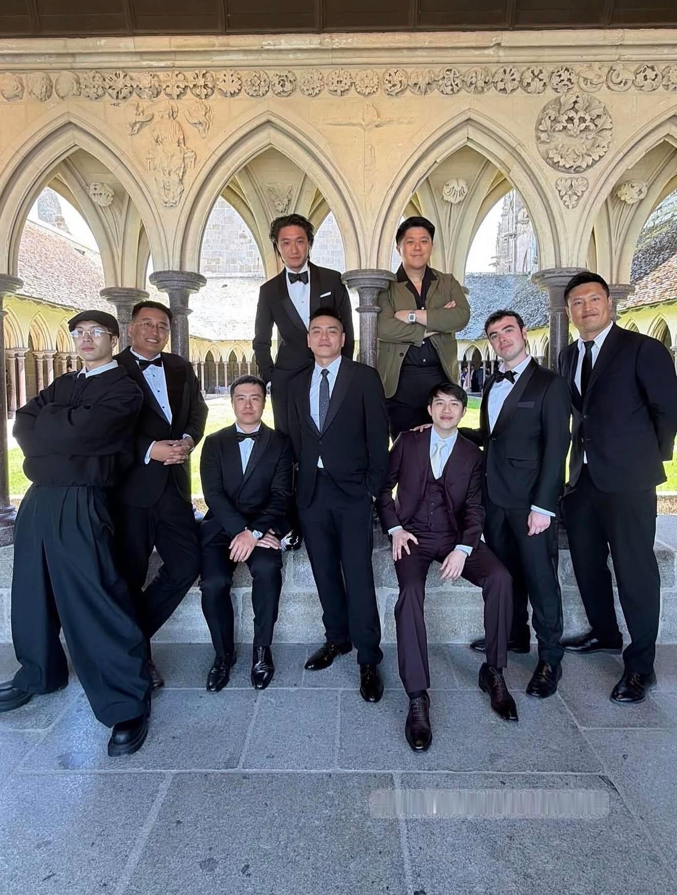 何猷君婚礼伴郎团名流身份大曝光王嘉尔：歌手，何猷君多年好友。何猷亨：何猷君亲哥哥