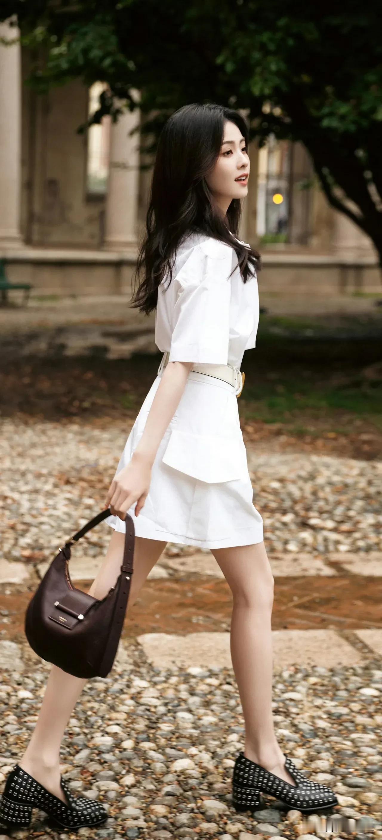 赵州桥，即安济桥，是世界上现存年代久远、跨度最大、保存最完整的单孔坦弧敞肩石拱桥