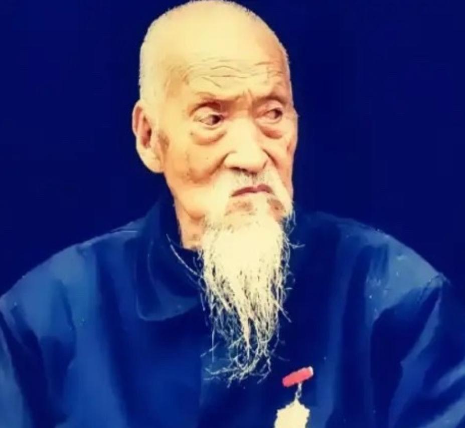 太行山绝壁上，一个人，被十四个日军围死。枪口对准后脑勺的那一刻，司凤梧没有跪下，