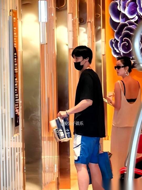 有人在三亚街头，拍到王传君了。
不是在片场，没打光，没剧本。他就穿着个大裤衩，踩