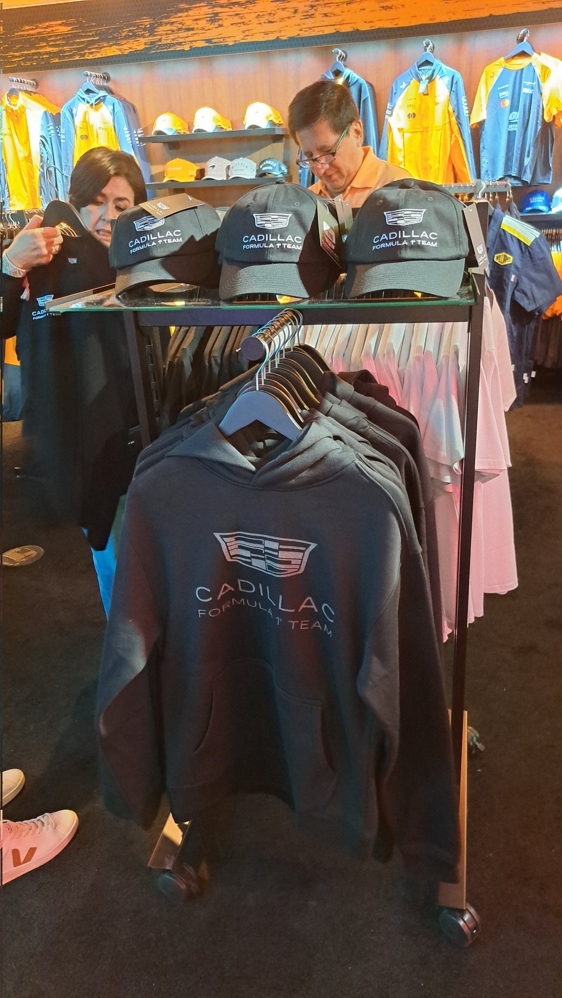 凯迪拉克F1车队的周边已经在卖了。