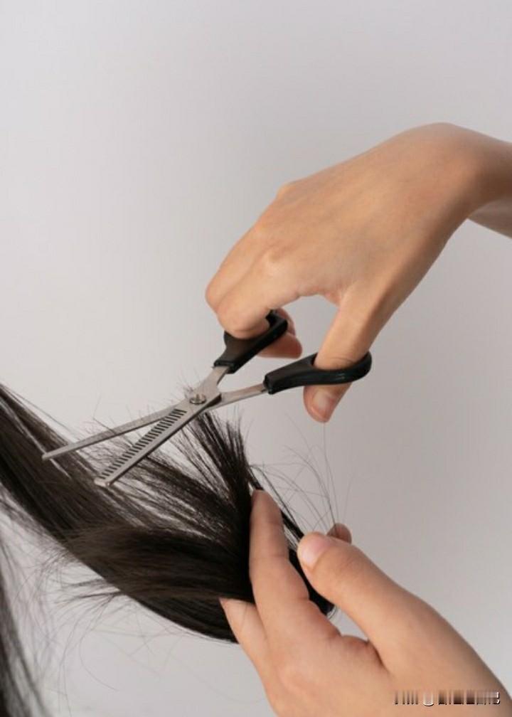 我就喜欢自己剪头发。我不喜欢到发廊或者理发店去剪头发。因为，我觉得自己剪头发干净