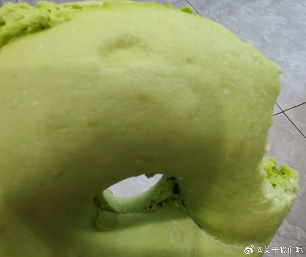瑞幸真贼呀，知道大家都只买9.9的咖啡，所以营销面包，9.9的咖啡加上面包16了
