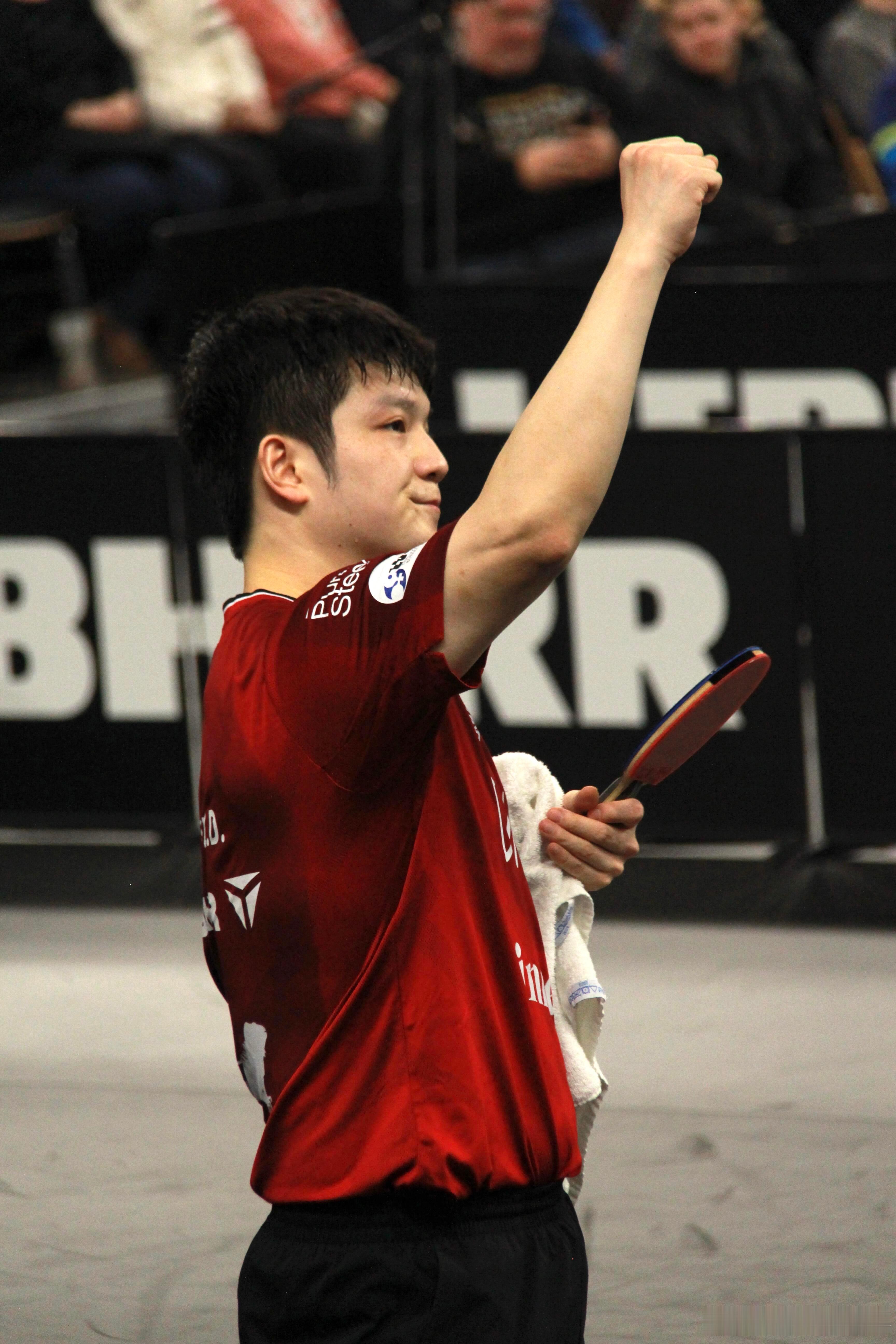 身着红与蓝战袍，有他在，很安心。 