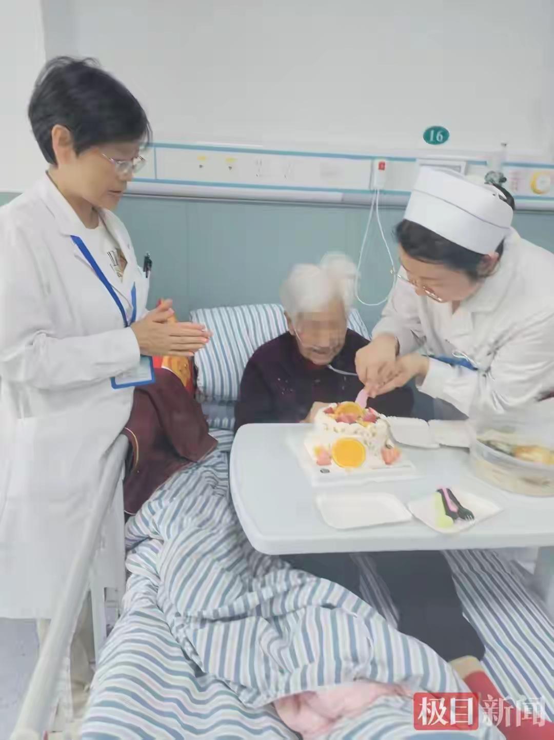 病房百岁寿辰暖人心 医者温情显担当病痛缠身的病房，也能绽放最温暖的笑颜。
（个人
