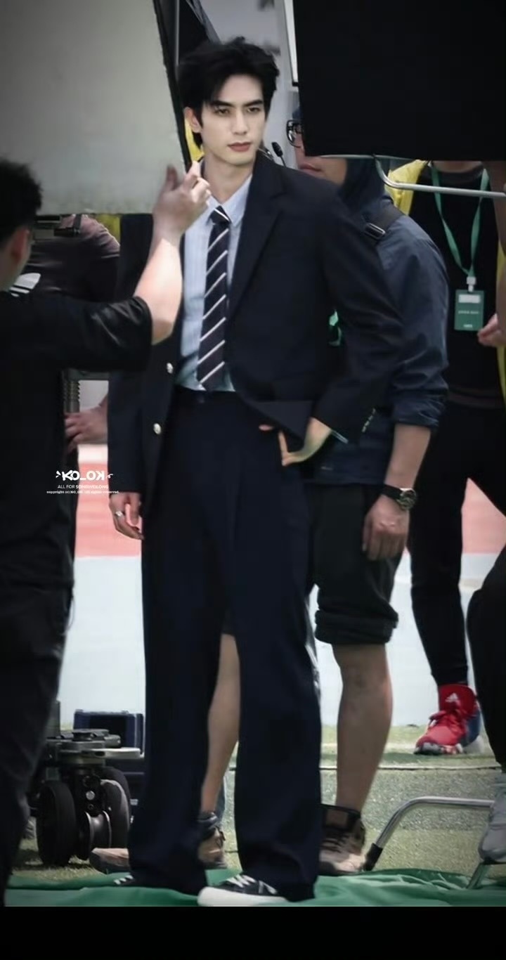 西装配板鞋宋威龙这张脸我将代所有年少有为的霸总宋威龙泉州西装拍摄路透