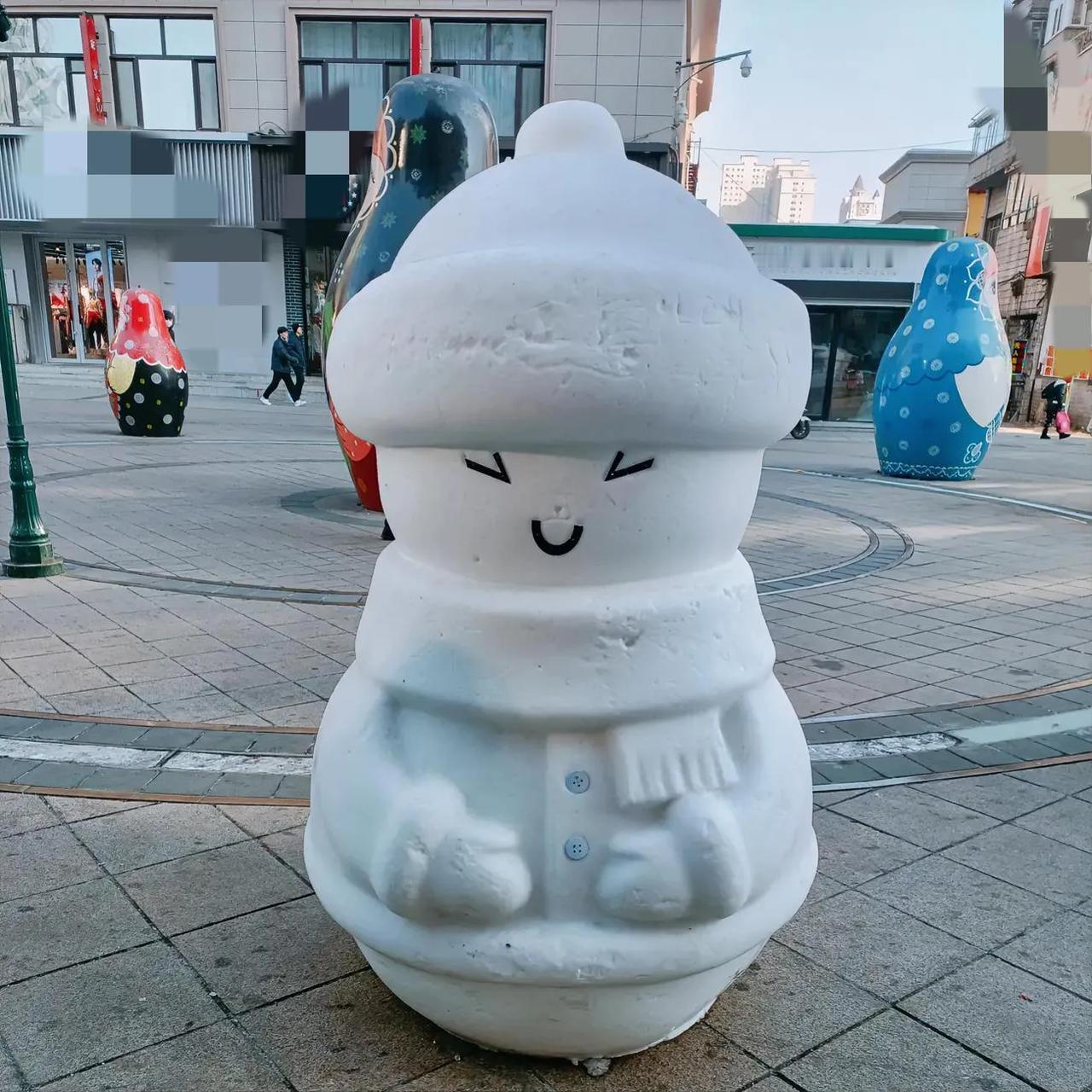 带娃路过眼镜店，大喇叭循环播放着“预防近视小知识”：不能长时间看电视、玩手机，还