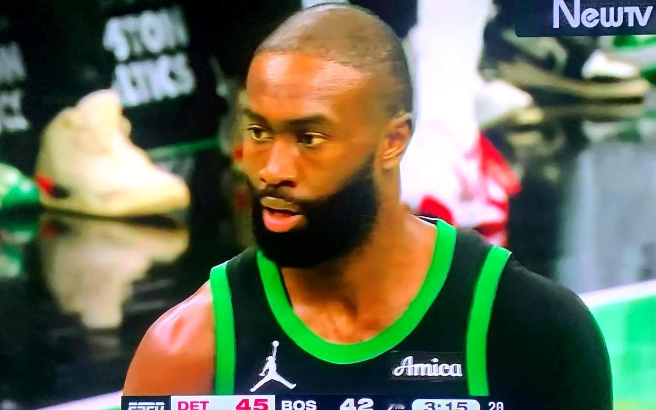 北京时间11月27日，在NBA杯小组赛东部B组的比赛中。
 

凯尔特人硬是把上