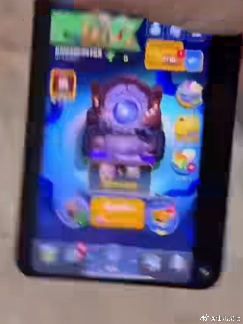 iPhoneDuo开箱暴露适配问题折叠屏适配是使用体验最基本的一个事情，这么基础
