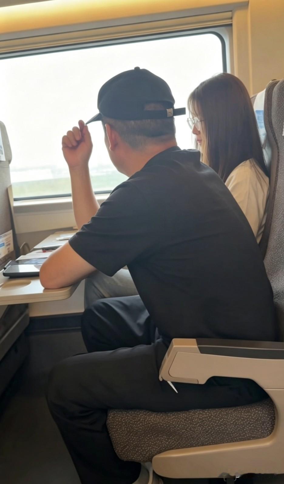 真是奇葩！别人女孩子明明不爱讲话，这个大叔一路上不停的问东问西，一会问别人是哪里