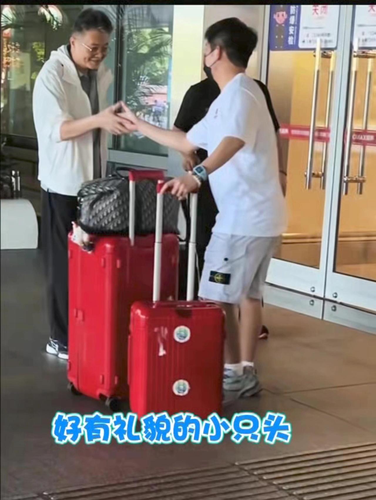 林诗栋见到魏桥的祖师爷，弯腰握手！
小石头也是有礼貌的，打球桀骜不驯，但是为人处