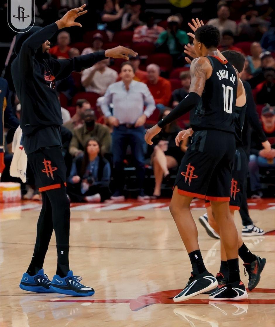 鹈鹕是想赢的

最后两个失误与其说鹈鹕做的不好，更应该说火箭做的好

第一球，默