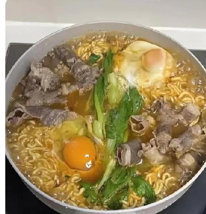 我真是搞不懂现在的年轻人！放着好好的饭菜不吃，偏偏要煮方便面。煮就煮吧，还非得卧