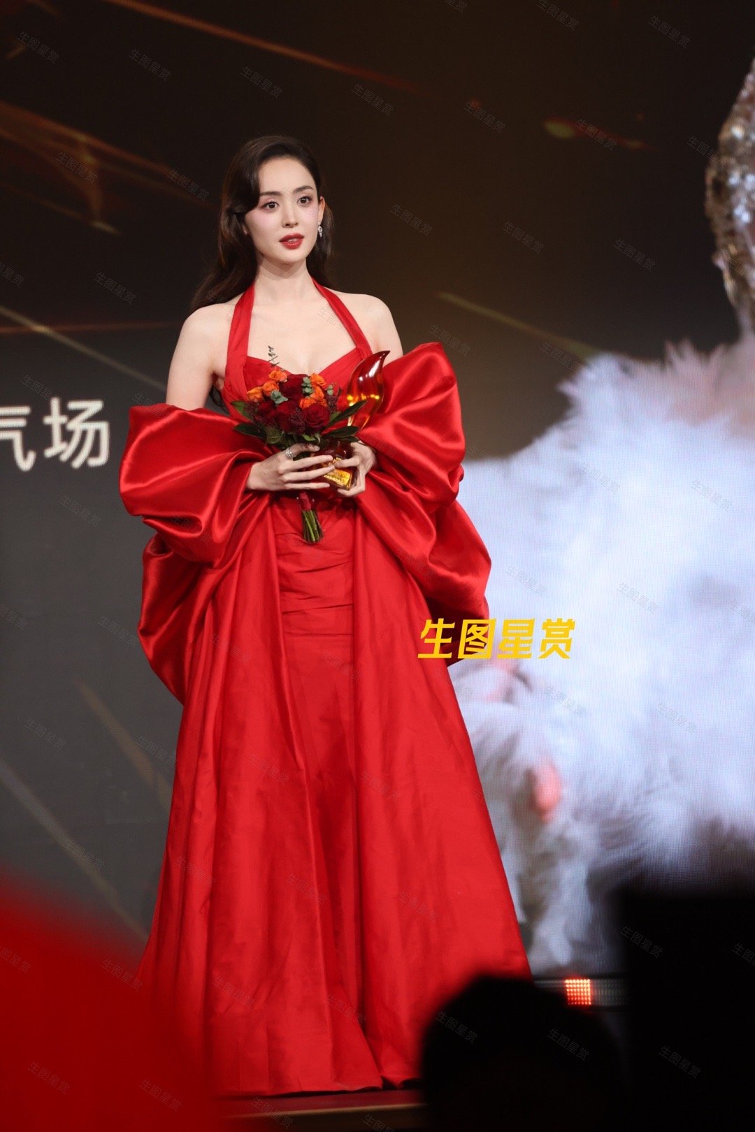 娜扎搜狐时尚盛典内场，玫瑰裙红红火火❤️，搜狐CEO张朝阳亲自上台给美娜颁奖🏆