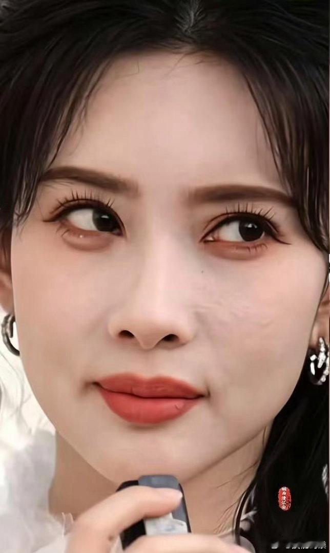 看到孟子义的怼脸照，突然释怀了，再漂亮的女明星也跟普通人一样 
