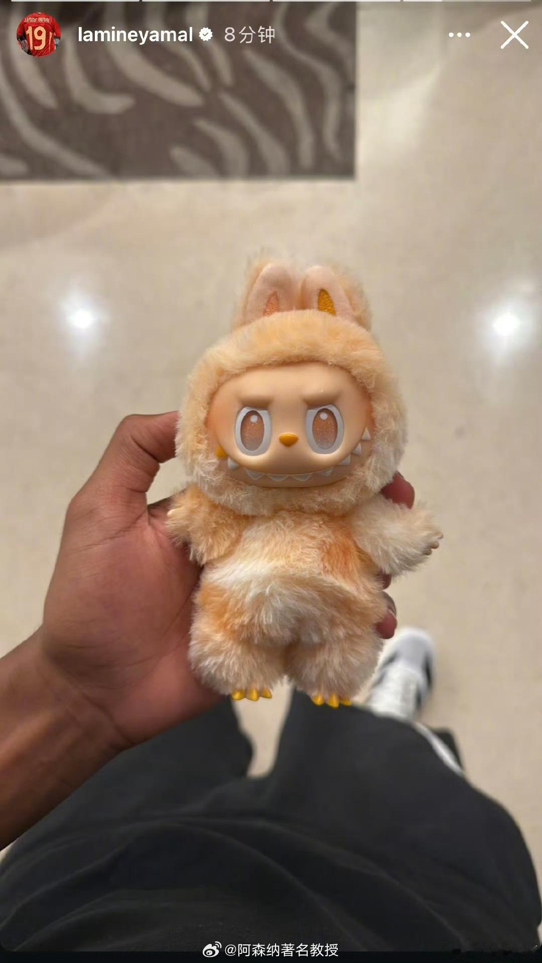 亚马尔晒Labubu 当红炸子鸡球员亚马尔晒出手握当红炸子鸡Labubu的照片，
