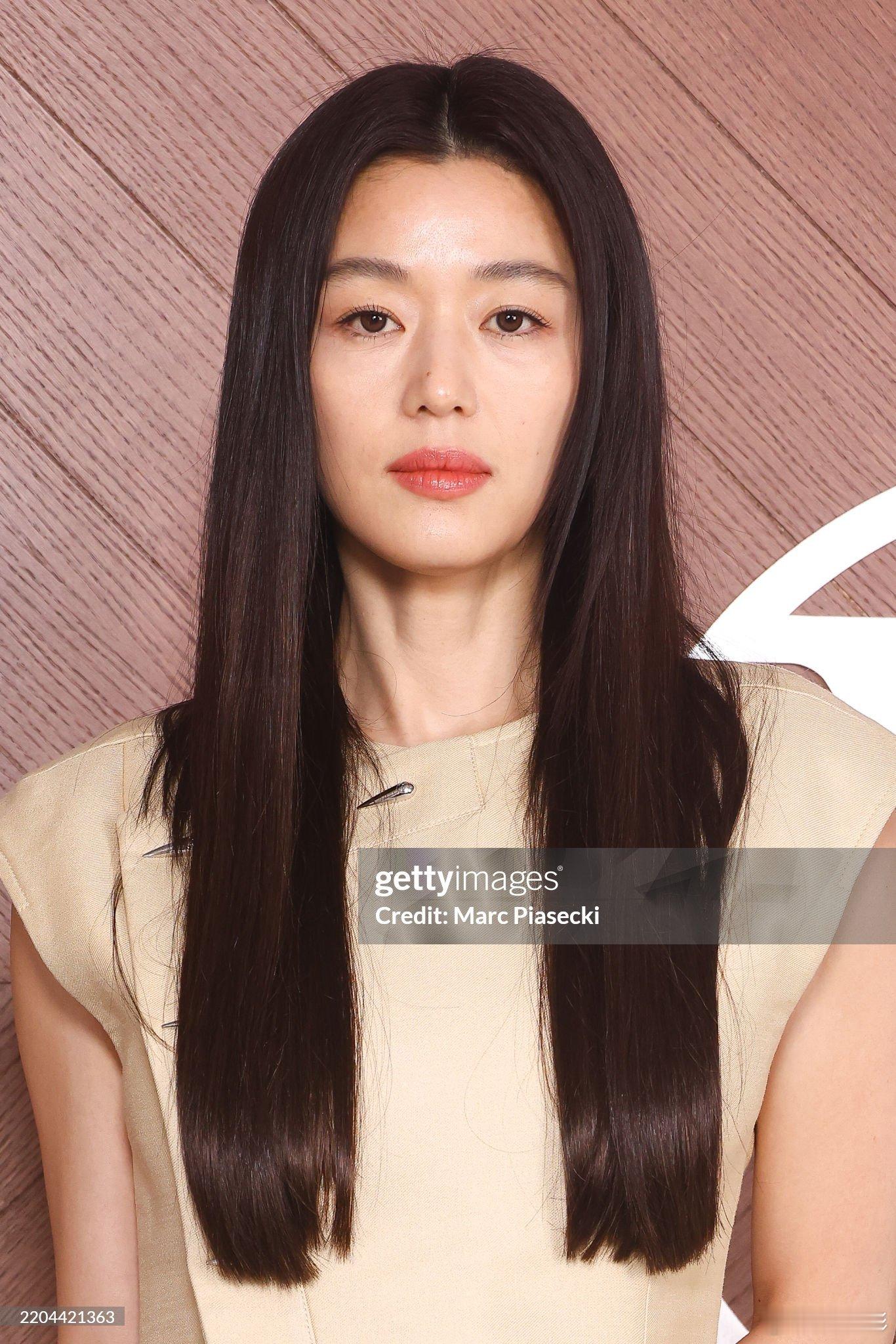 全智贤、LISA、周冬雨、宋茜、欧阳娜娜、李龙馥 巴黎时装周G社生图来袭，谁的状