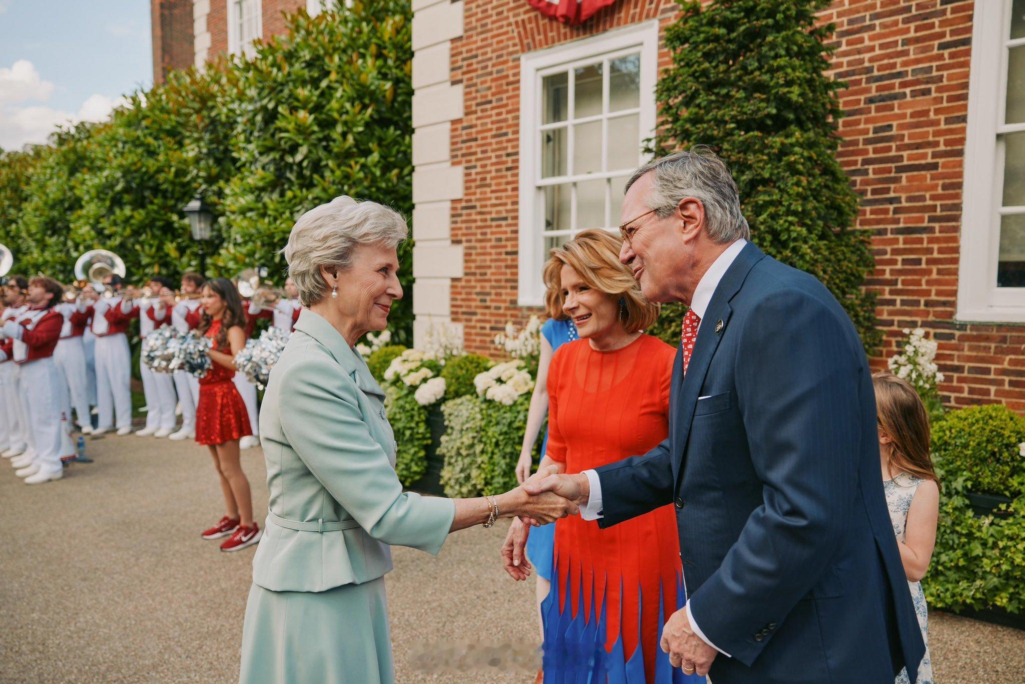 英国王室  2026年6月30日，格洛斯特公爵夫人比尔吉特在伦敦美国驻英大使馆（