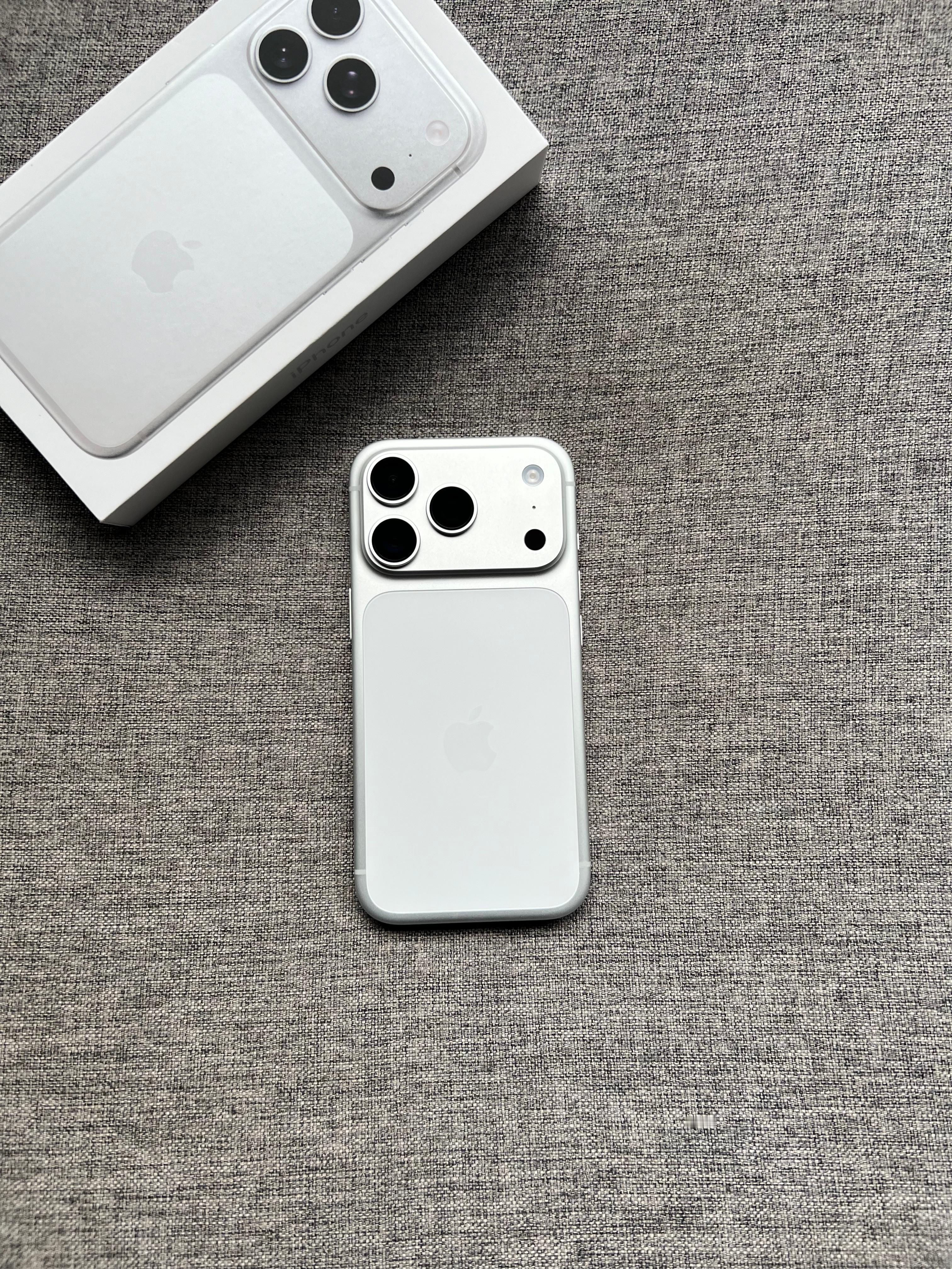港行iPhone17 Pro 1TB 银色，基本闲置，99新全套，🔋循环6次，