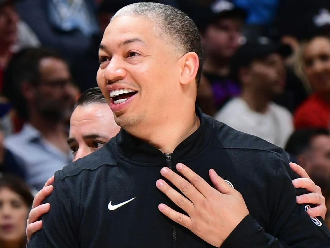 破船沉到倒数第二，鲈鱼却稳如老狗！
当快船18分惨败灰熊时，泰伦卢的帅位却像被5