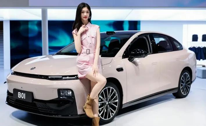 2025年，造车新势力最大的“黑马”诞生了！
百年大变局面前，车企“卷”价格、“