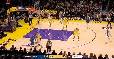 勇士领先7分，库里都看高兴了勇士vs湖人