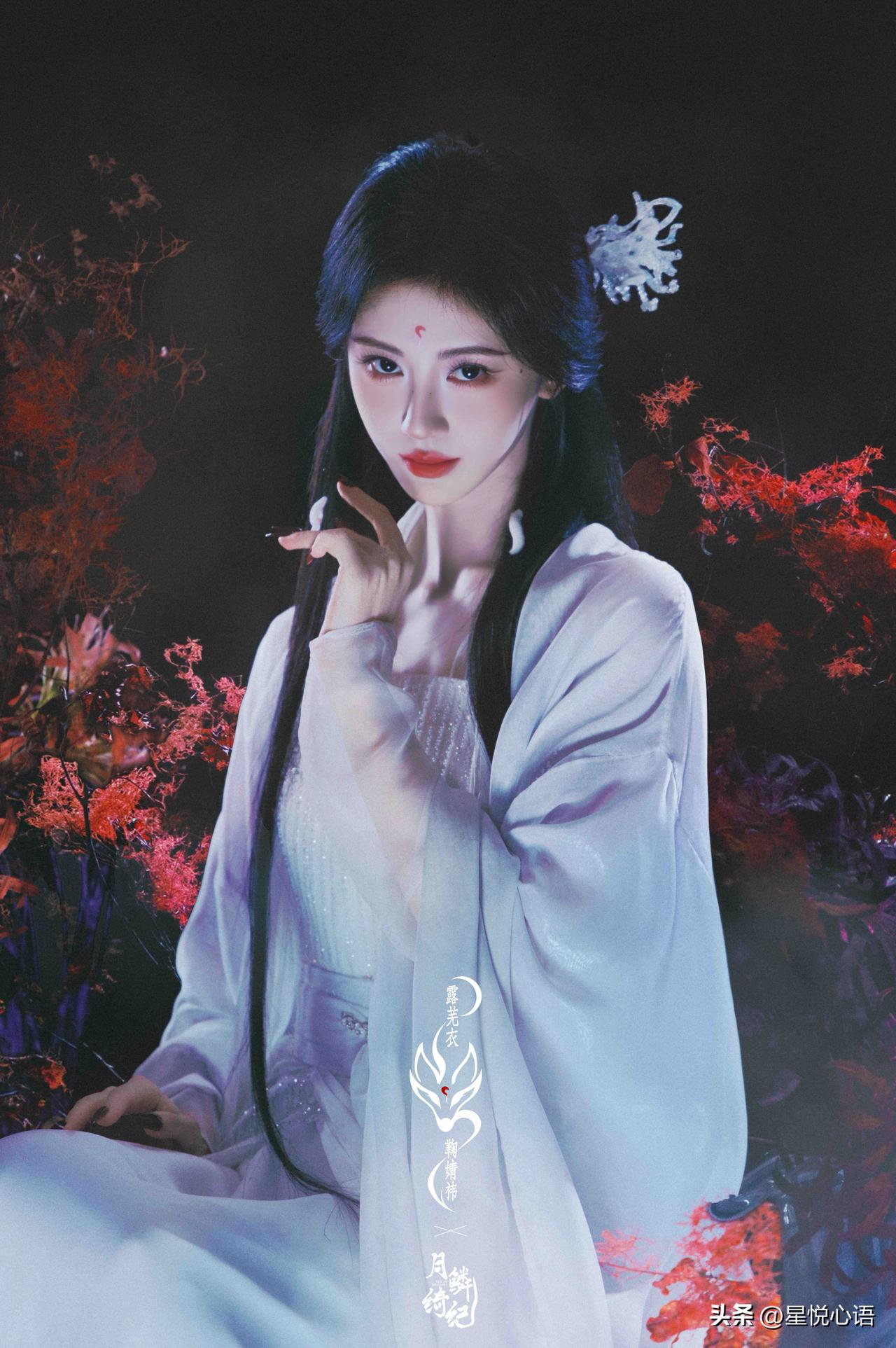 鞠婧祎「水寒花骨痛」这套真的杀疯了！

幕后拍摄也太有梗了。
摄影师全程有点懵，