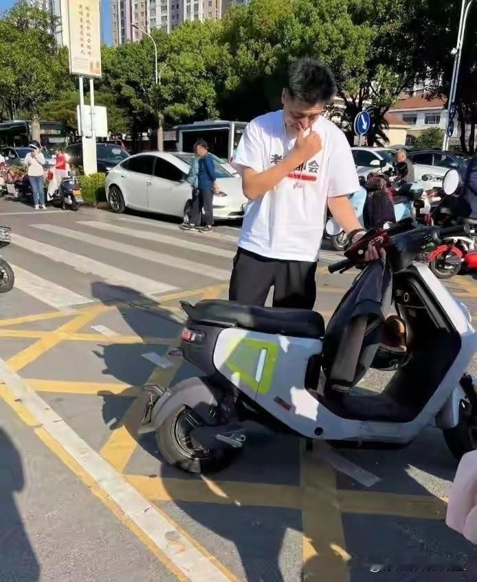 🛵张雪峰老师生前一直坚持骑电动车作为日常出行工具，这成为他个人生活方式的标志性