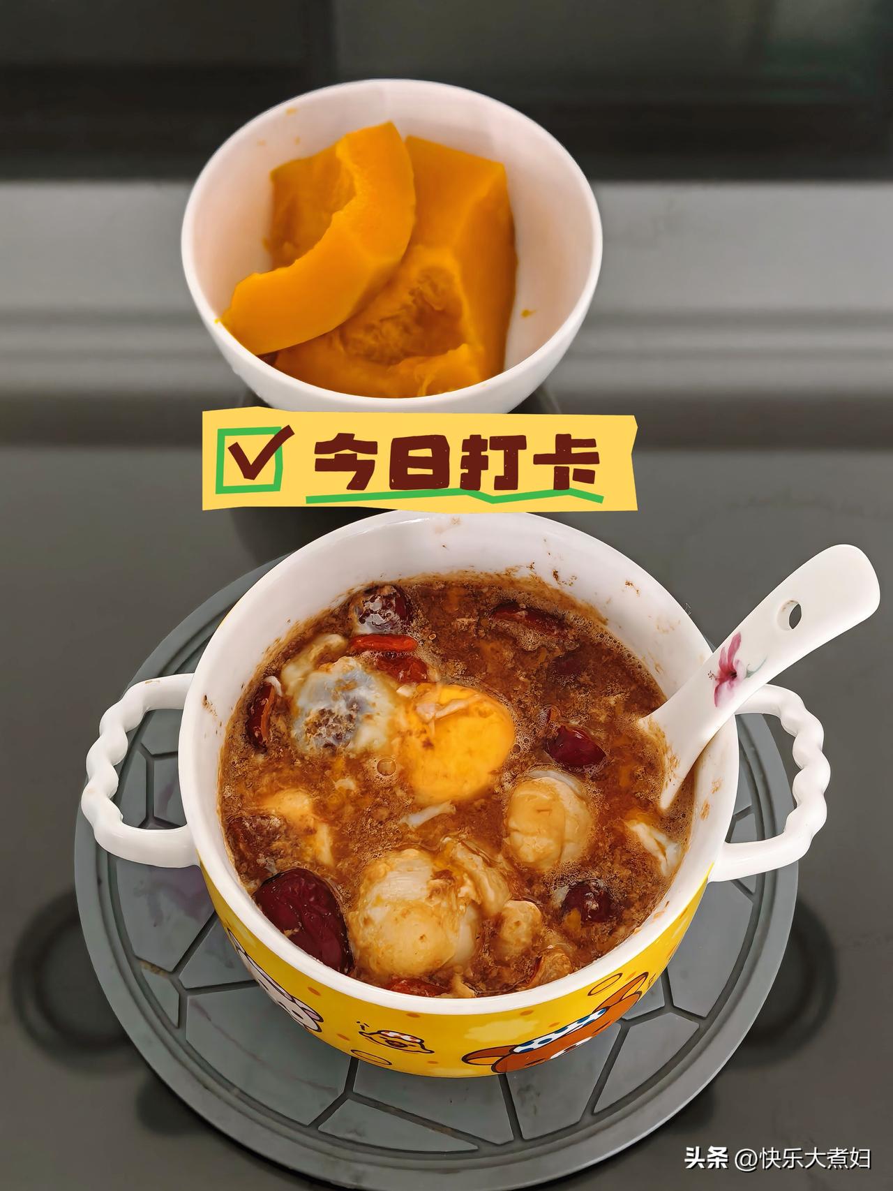 昨天伊面黄鳝饭剩了打包回来了，那我自己就吃荔枝蒸蛋，再蒸两块香芋南瓜
荔枝蒸蛋这