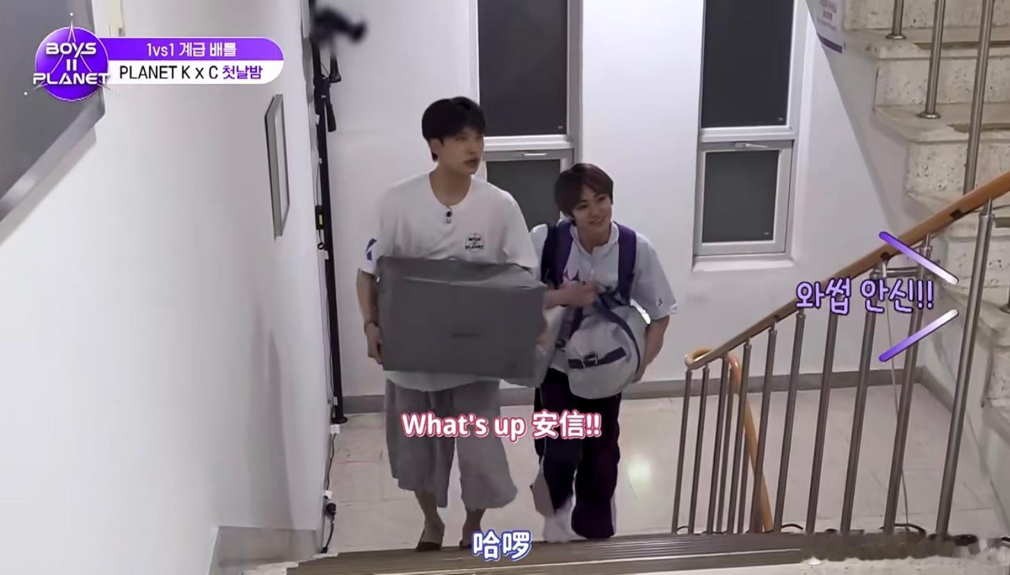 此时这个笑嘻嘻的周安信还不知道自己要丧失了空调自由……（韩c和他一个宿舍） ​​