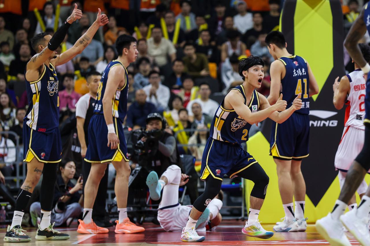 广东队的小作文再现，根据他们最近的官宣：期待球队的一众球员能够与上海队血战到最后