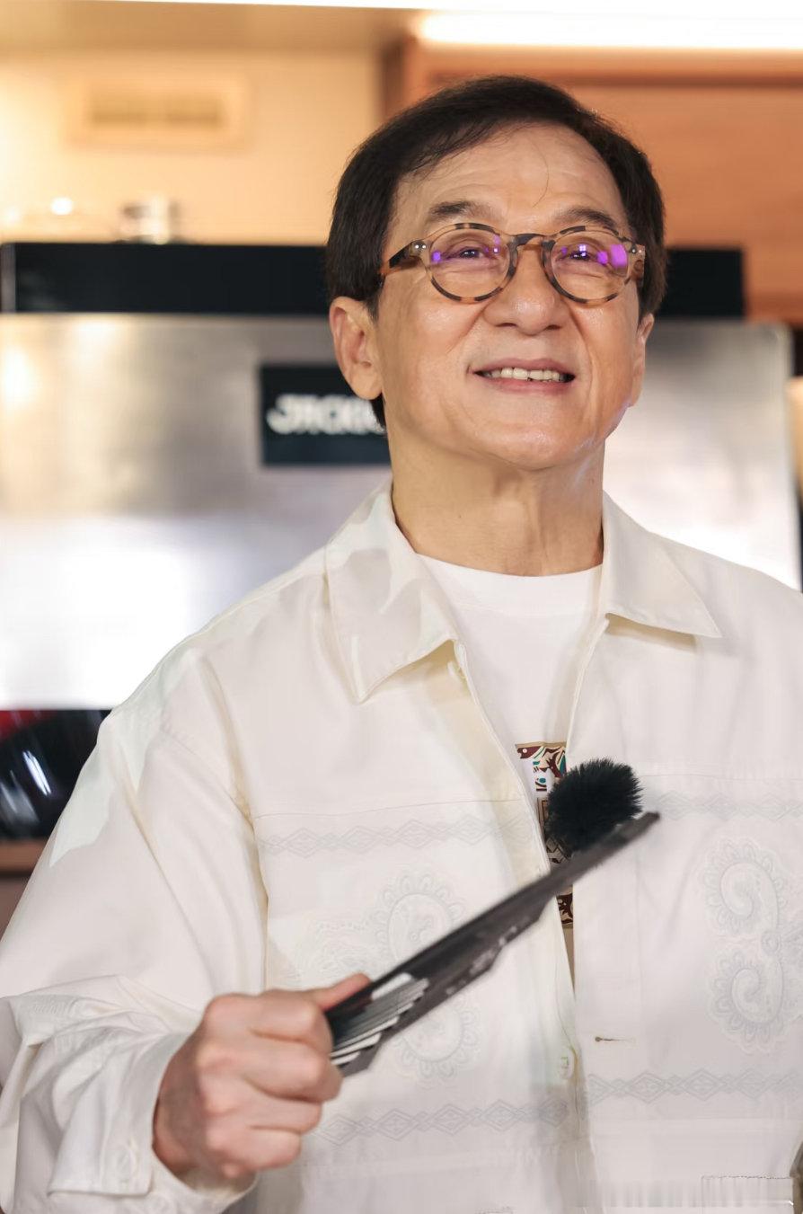 宋亚轩模仿成龙 宋亚轩成龙模仿秀 笑到捶桌！前一秒乖乖听大哥讲故事，下一秒被当众