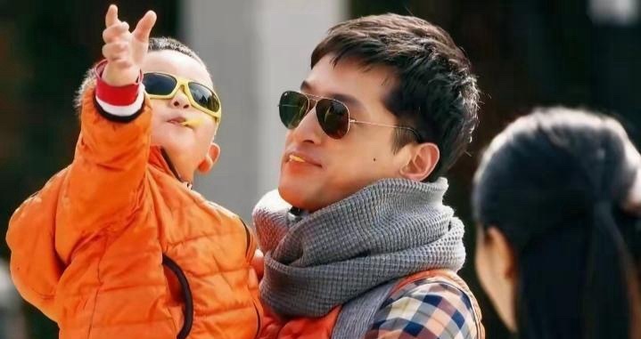 胡歌摇身一变，成了超级无敌“女儿奴”啦！看看那小茉莉，可爱得简直要冒泡泡啦！ 