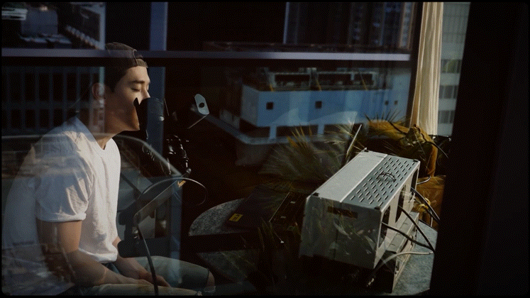 刘宪华全能制作人强成啥样了 别人录歌要团队，他录歌要夕阳！词曲混音制作全包，巴黎