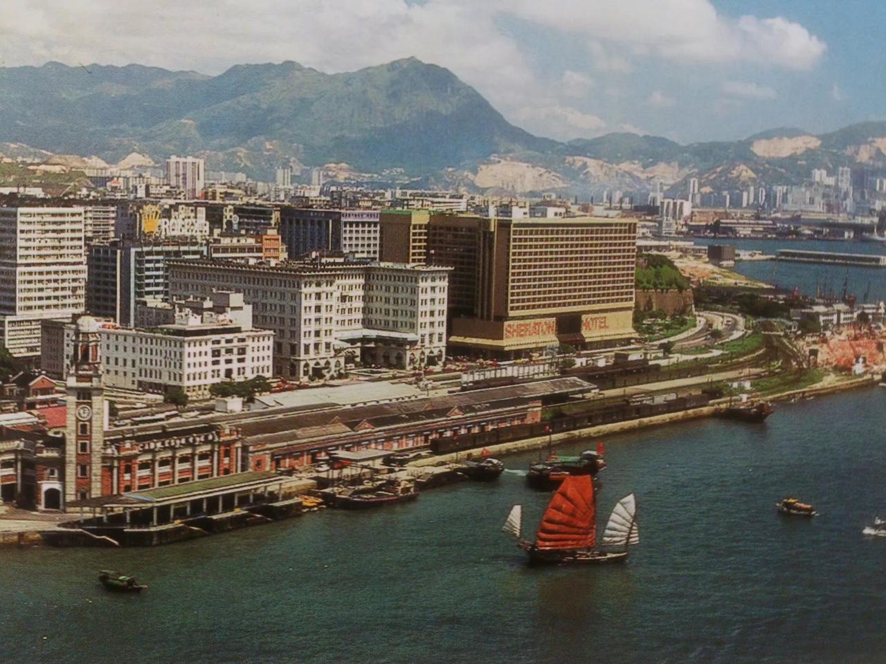 以前的尖沙咀是这样的。

沿海有一条铁路，可以从广州直接到终点站尖沙咀站，尖沙咀