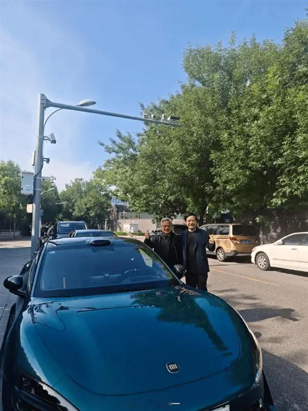 黄仁勋称想买一辆小米汽车雷总不愧是金牌销售，黄总站在雷总旁边，像是小迷弟[允悲]