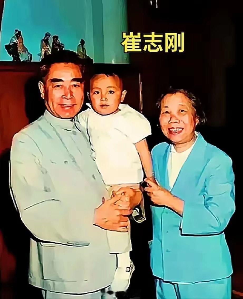 一张老照片，拍摄于1963年，周总理抱着一个小孩和夫人邓颖超的合影，小男孩叫崔志