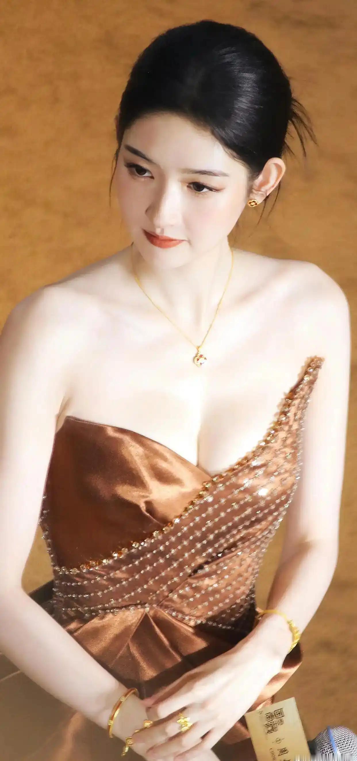 1.王玉雯是腾讯平台深度合作艺人，腾讯给了她好几部女主资源，包括爆综唯一女常驻。