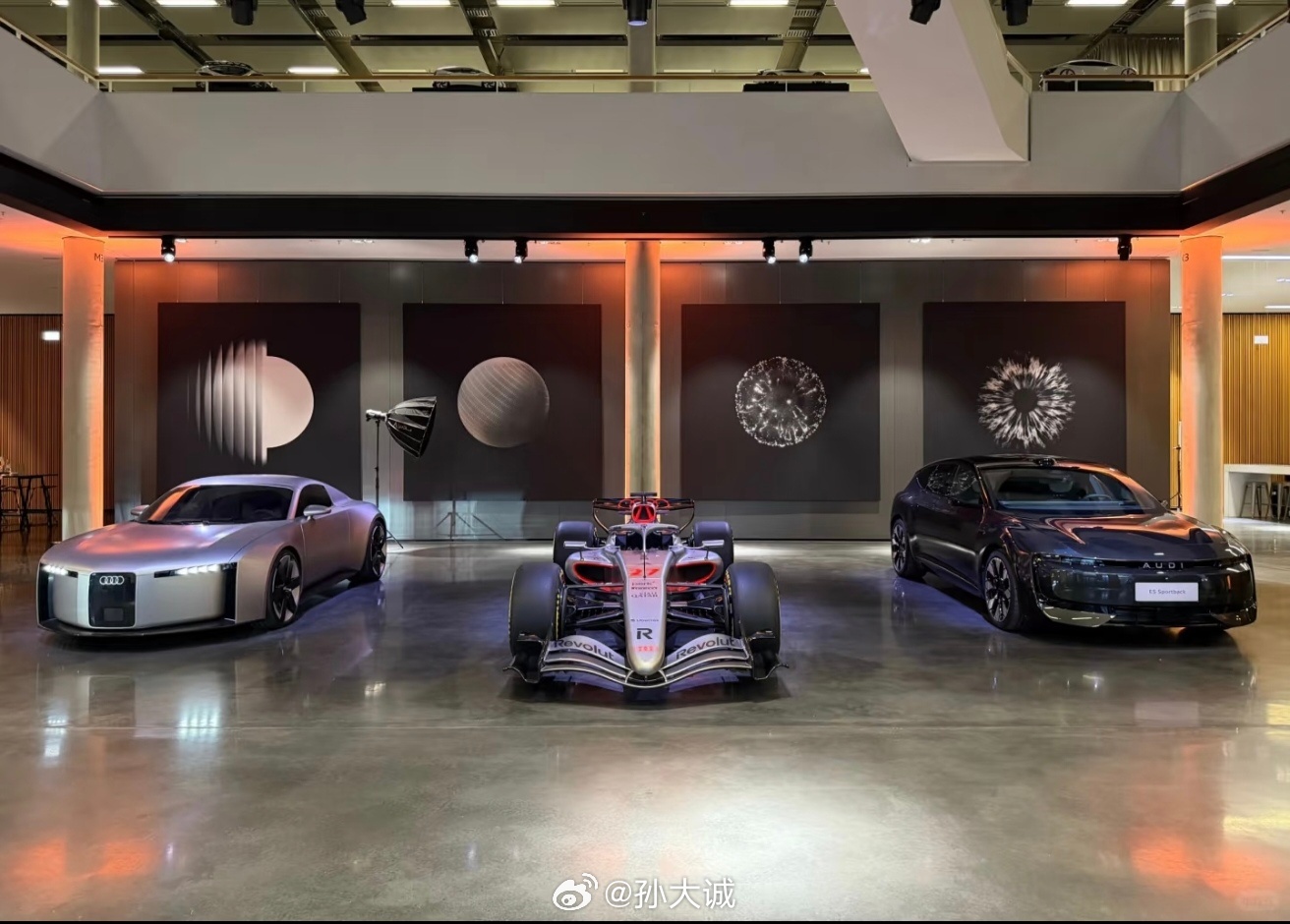 奥迪德国总部放了什么车在德国英戈尔施塔特奥迪总部设计中心展厅陈列三款车型，这三台