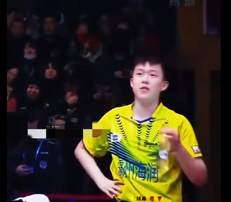 哇，第一次刷到这个画面！
年轻时候的大头也太有意思了，打球打生气了，一手叉着腰，
