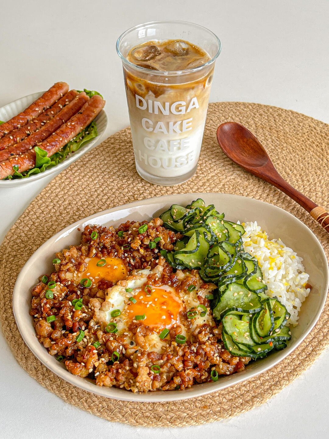 快手一人食🥣叮咚黑猪肉煎蛋盐渍黄瓜拌饭🥒