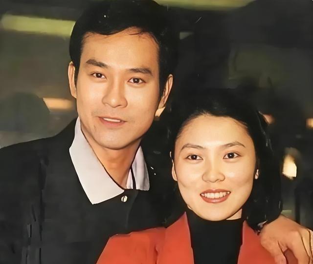 90年代初，郑少秋与官晶华的同框旧照温软动人，镜头里依偎的两人满是热恋甜度。
郑