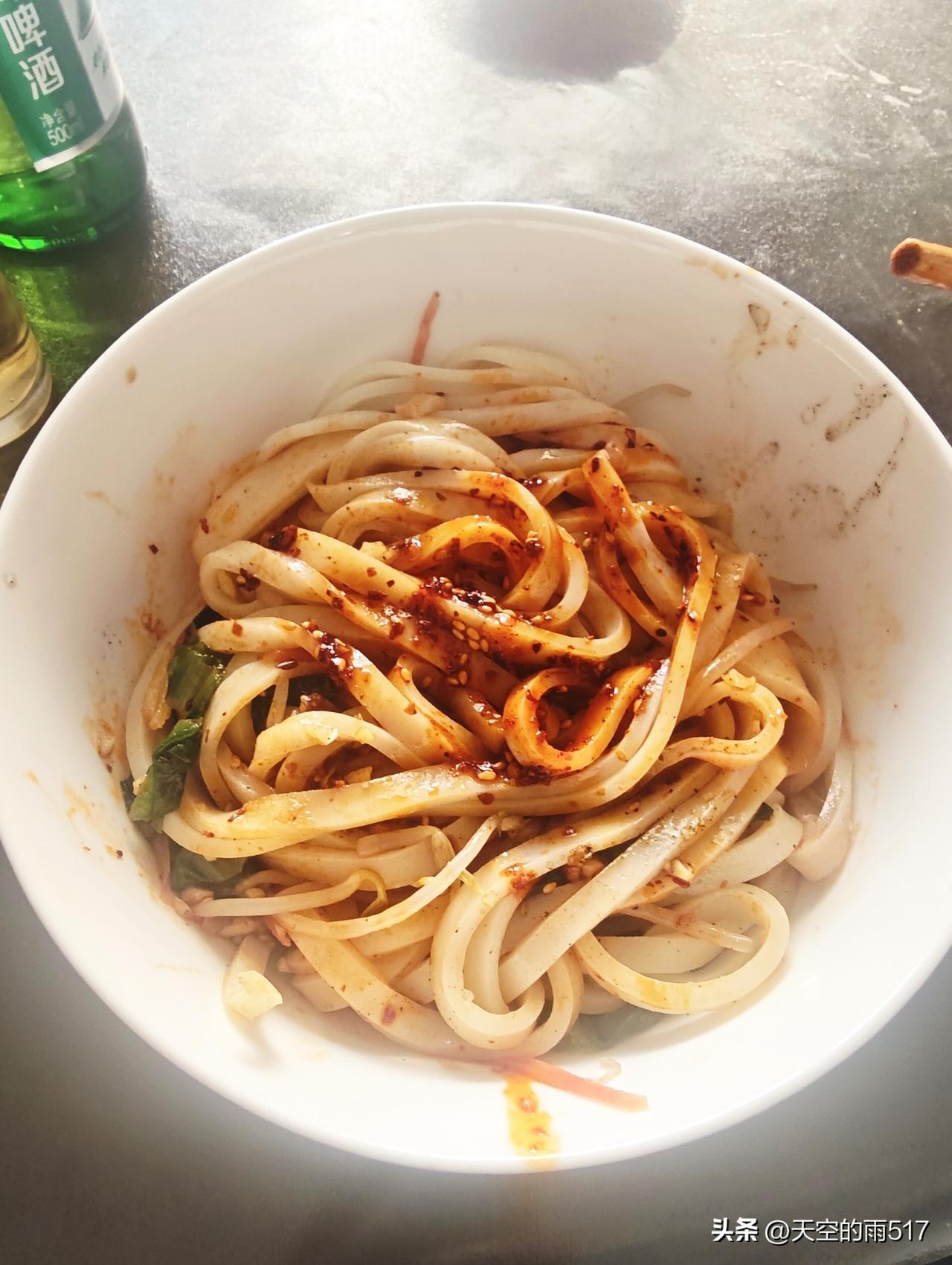 今天天气挺好的，中午老婆在家里自己蒸的凉皮。[耶]