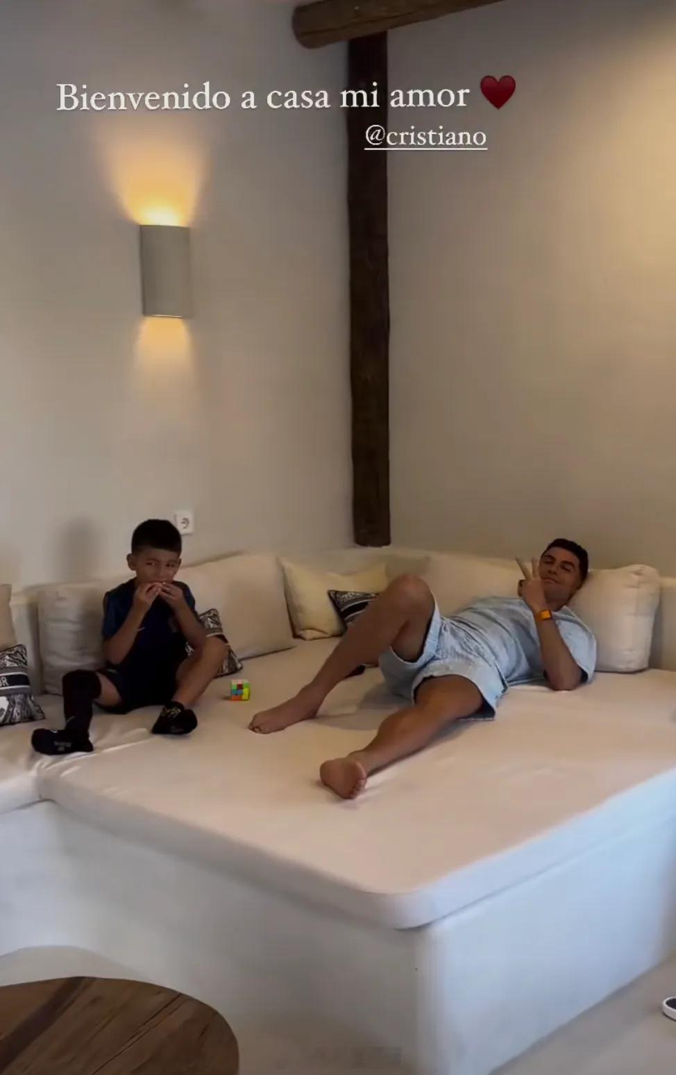 #c罗女友说c罗欢迎回家# C罗女友发视频欢迎C罗回家。他留下了太多的传奇和记录