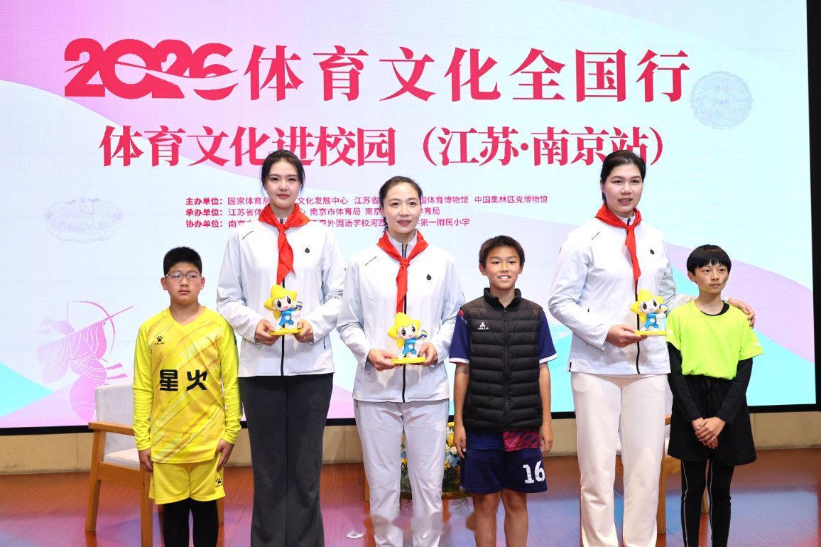 姐妹相聚了 朱袁张1块2毛9 中国女排 张常宁 魏秋月 徐云丽 