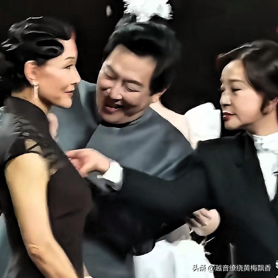 在北京国际电影节上，哥哥（唐国强）为两位妹妹（陈冲、刘晓庆）戴花。看得出，唐国强
