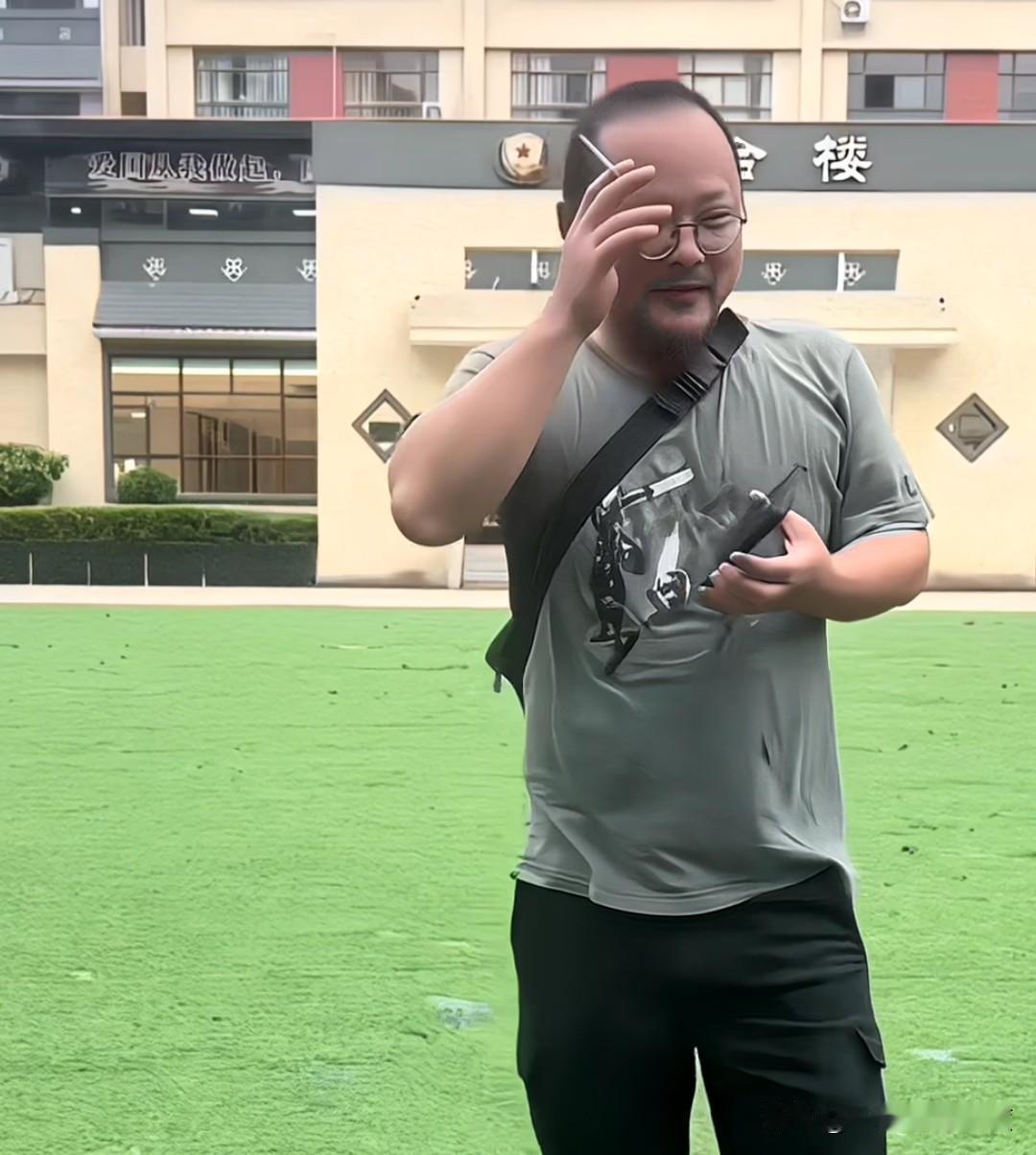 就是这个老头有人说他年轻时很帅，帅吗？但当时确实把天后迷的五迷三道的，说他有才华