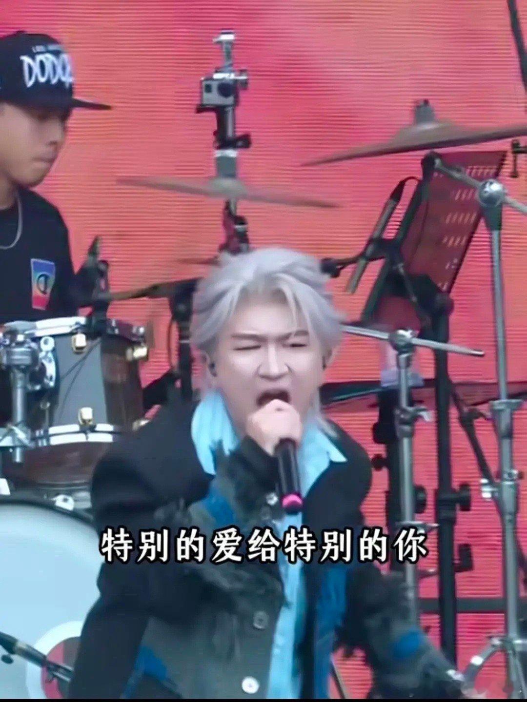 张大大就顶着爆改的妆容去音乐节唱歌了，这么自信吗[哆啦A梦害怕] ​​​