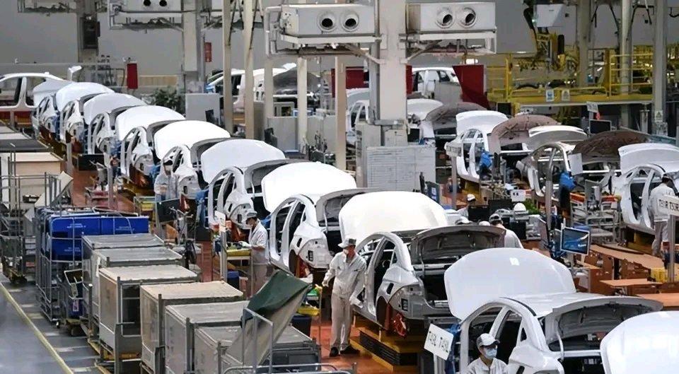 走错路了？全世界都陆续放弃新能源车，中国为啥坚持大力发展 全球“放弃”现象剖析